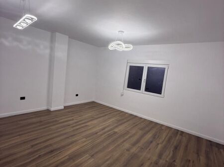 Shitet apartament 2+1 tek Rruga Fortuzi , prane Ministrise se Drejtesise , Rruga Mine Peza , Bulevardi Zogu i pare .