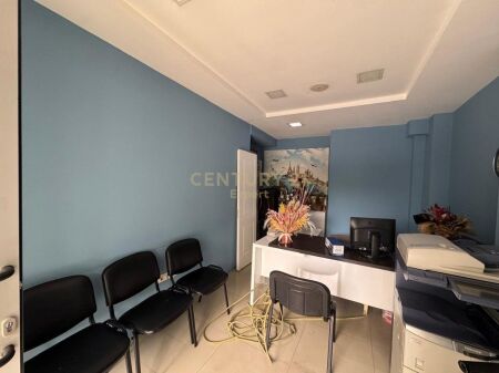 AFFITTASI AMBIENTE / UFFICIO LATO STRADA IN VIA DURRES !!