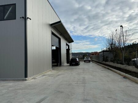 CAPANNONE IN VENDITA 420 M2 + 1000 M2 CORTILE PRUSH 800.000 EURO FH-93402