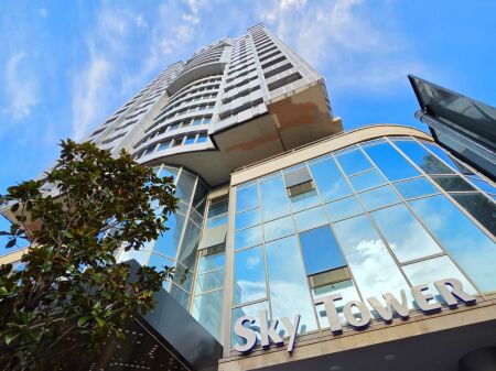 Me Qera: ZYRË PREMIUM NË ZEMËR TË BLLOKUT | SKY TOWER (OPEN SPACE)  SKY TOWER – BLLOK || 1600 Euro/Muaj