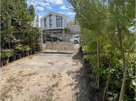 VILLE IN VENDITA A SHIJAK CON UNA SUPERFICIE DI 2.300 m² TERRENO + CASA + LOCALE COMMERCIALE !!