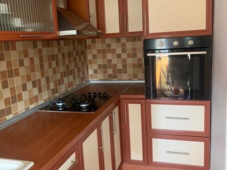 Qendër, jepet me qira apartament 2+1!