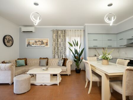  Casa privata 2+1+2 in affitto vicino al Lago Artificiale, Tirana In una delle zone più prestigiose di Tirana, vicino al Lago Artificiale    Prezzo: 1.200 € / mese