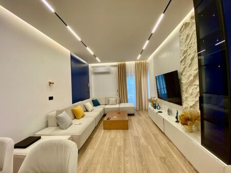Apartament 2+1+2 per shitje te Kodra E Diellit
