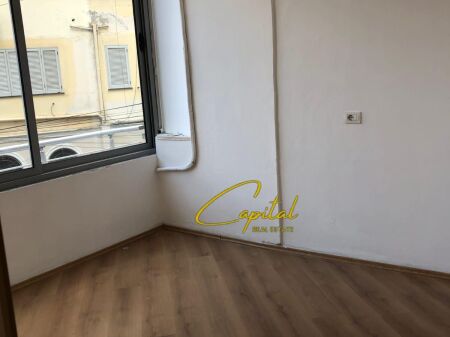 AMBIENT BIZNESI ME QIRA 65 M2 QENDER 90.000 LEKE