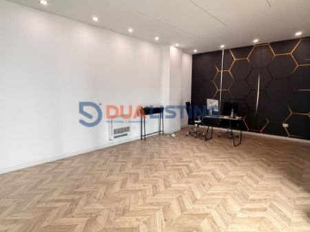 Jepet ambient biznesi per zyre  + 2 poste parkimi me qira tek Kompleksi Arlis , Square 21 , Rruga e Kavajes , 21 Dhjetori .