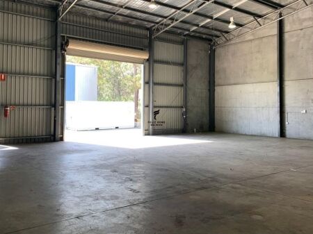 MAGAZZINI IN AFFITTO 180 M2 CAMPO DELL'AVIAZIONE 120.000 LEKE FH-93376