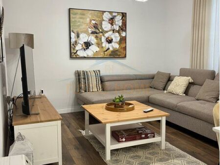 Qera,Apartament 2+1+2+Post Parkimi ,Blloku i Ambasadave