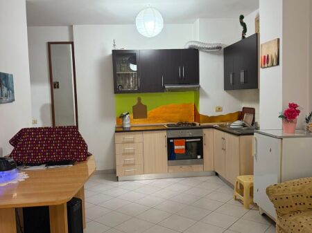 Shitet apartament 1+1 tek Ali Demi!