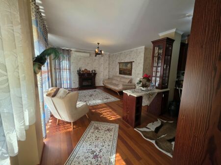  Apartament 1+1+Parkimi  Pranë kopshtit Zoologjik    Kati 3 (me ashensor)   Sipërfaqe: 75m²  Post parkimi i përfshirë   Çmimi: 60.000 Lekë/Muaj