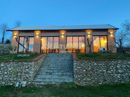 JEPET ME QIRA BAR-RESTORANT NE BERZHITE, IBE E POSHTME. 1,000 € /Muaj