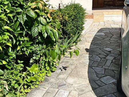 Appartamento 1+1 in affitto nella Nuova Anello, Tirana+posto auto+giardino, primo piano di una villa, ingresso dedicato