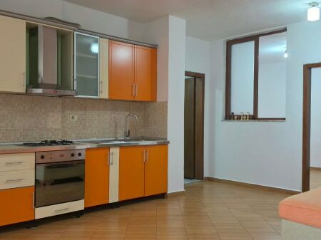 Shitet apartament 1+1 tek Rruga 5 Maji , Concord Center .