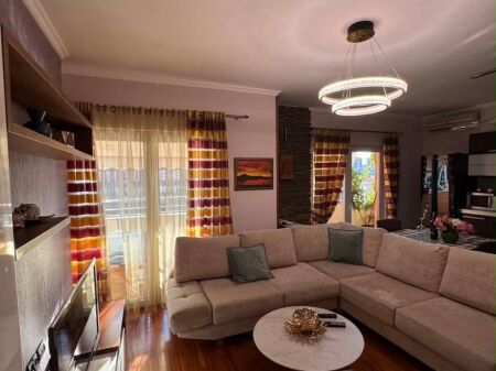 Jepet me qera apartament 2+1 tek Stadiumi Arena , Stadiumi Air Albania , Rruga e Elbasanit .