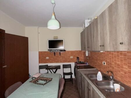 Shitet apartament 4+1 tek Pallatet Cabej