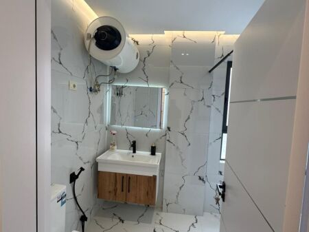 Shitet apartament 2+1 te pallati me shigjeta