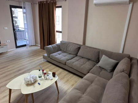 Shitet apartament 2+1+2 tek Rruga 5 Maji .