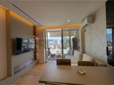 Shitet Apartament 2+1 Tek Aura Laprake