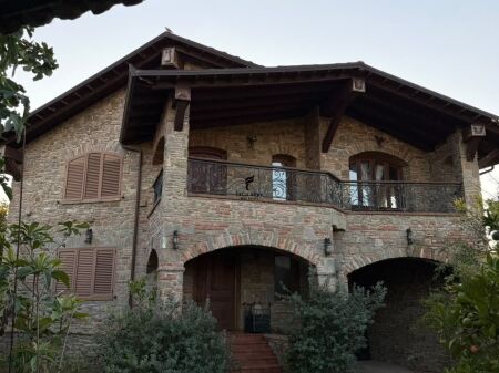 FOR SALE 3-STORY VILLA NDROQ 77,000,000 LEKE  FH-93591