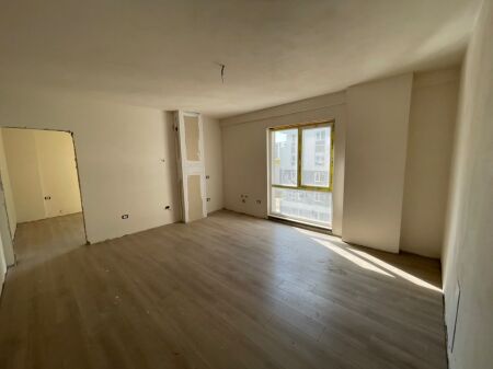 Shitet, Apartament 1+1+Post Parkimi, Univers City, Tiranë. Empire71440