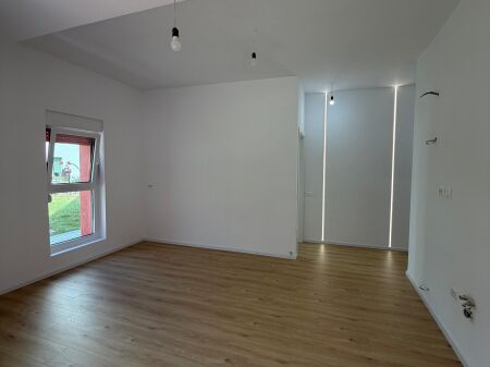 Apartament 1+1 me qera tek Kadiu, 40 000 lekë, pa mobilim