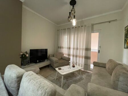 Apartament 2+1 per qira tek Komuna e Parisit.