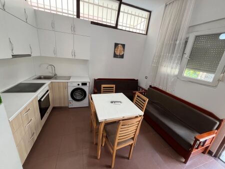 🏢Ne zonen e 5 Majit,jepet me qera apartament 1+1 i mobiluar.45,000 Leke