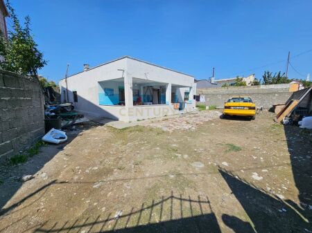 VENDESI PRIVATO IN VENDITA NEL CENTRO DI NISHTULLA LUNGO LA STRADA
