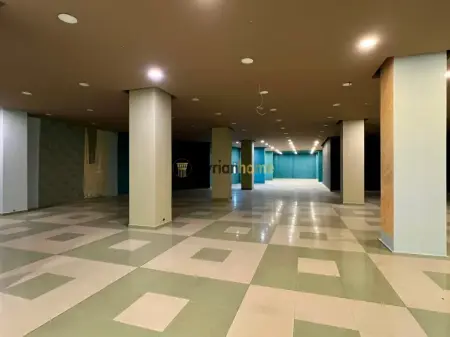 Affitto, Ambiente Commerciale – Open Space e Facciata in Vetro