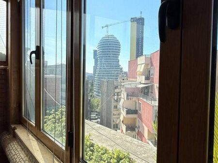 🏡 SHITET APARTAMENT ME VERANDË – NË QENDËR TË TIRANËS 📍