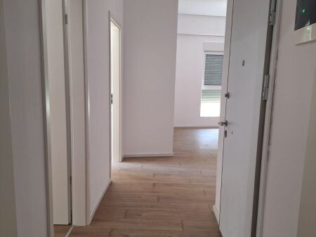 Tirane, in vendita dal Proprietario, senza commissione appartamento 2+1 5° piano, 75 m² 129.000 € (Complesso Kaimi, ALI DEMI)