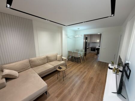 Appartamento 2+1 in affitto - Vicino al liceo Petronini Luarasi - Superficie: 75 m2 - Piano: 2 - Costruzione esistente - Corridoio distributore - Soggiorno - Cucina separata con uscita sul balcone  Prezzo: 90.000 lek