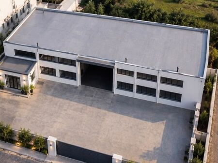 🏭 CAPANNONE INDUSTRIALE IN VENDITA – AUTOSTRADA TIRANA–DURRËS 📍 Autostrada Tirana–Durrës | Solo 5 km da Tirana