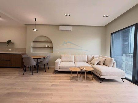 Shitet, Apartament 1+1, Rruga e Barrikadave, Tiranë.