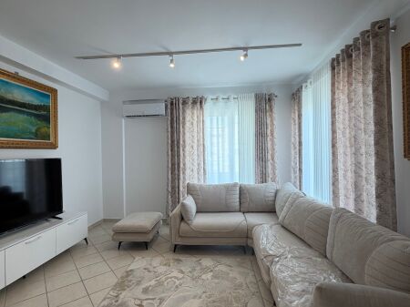 Apartament 2+1 buzë rrugës në Astir afër Famed