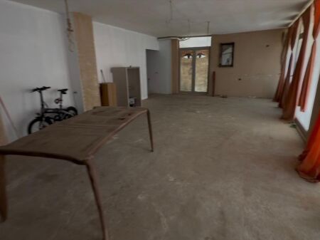 Shitet ambient biznesi 120.84 m² me vetratë — Rr. Shefqet Kuka, Linzë