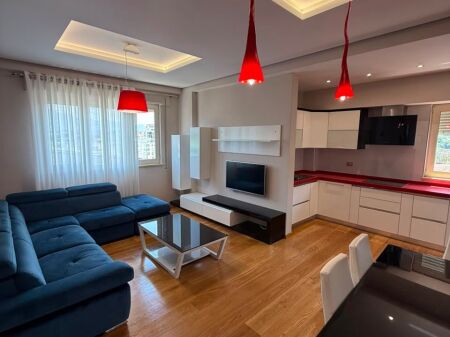 Shitet apartament 2+1 tek Liqeni i Thate , prane Marketi Im .