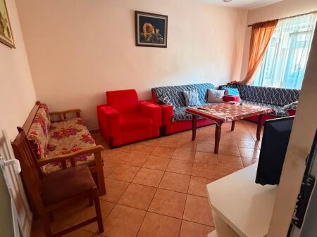 Apartament i gjerë në katin e parë me 2 dhoma gjumi dhe ballkon