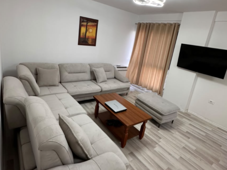 Jepet apartament 2+1+2+Post Parkim me qira tek Rruga 5 Maji , ne fund tek Rrethi  ! 60.000 leke !!
