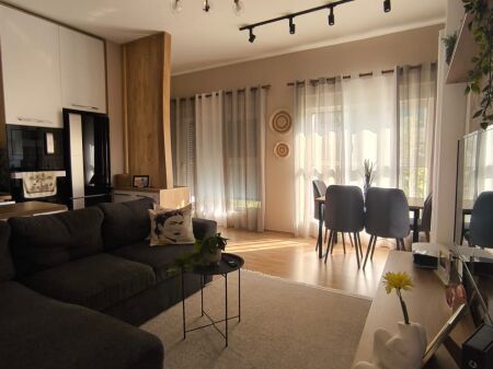 Shitet apartament 2+1+2 dhe parkim në Mangalem