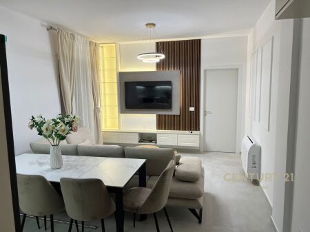 Apartment 2+1+2 never inhabited before near the Red School for rent!