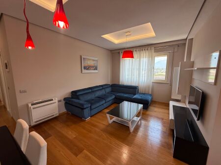 Shitet apartament 2+1 tek Liqeni i Thate , prane Marketi Im .