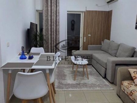 JEPET ME QIRA – APARTAMENT 1+1 NË VIJË TË PARË ME DETIN