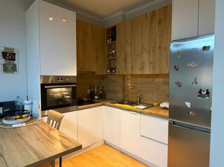 Jepet me qira apartament 3+1+2 TE 21 Dhjetori 900 mije leke