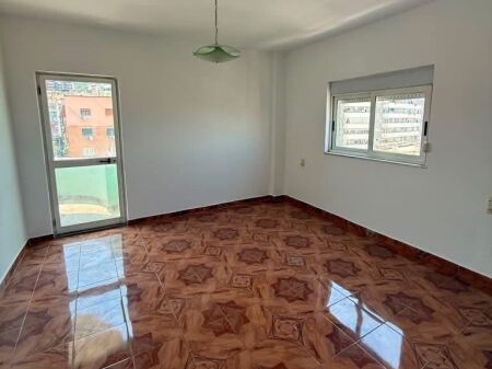🏢 AMBIENT ZYRASH ME QIRA – KOMUNA E PARISIT