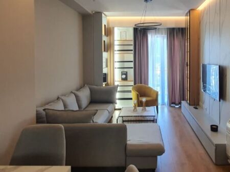Jepet apartament 1+1 me qira tek Kompleksi Garden Building , Rruga e Kavajes , 21 Dhjetori .