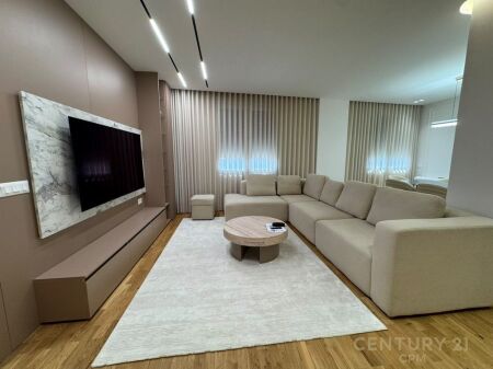 Apartament 2+1 + post parkimi ne shitje, ish profarma, Bulevardi Bajram Curri!
