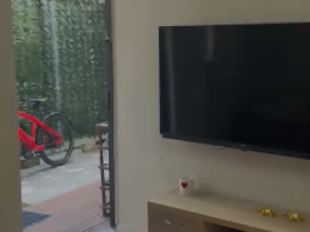🏠 Jepet me Qira Apartament 1+1 tek Komuna e Parisit tek Kryqzimi Kristal Center, Tiranë