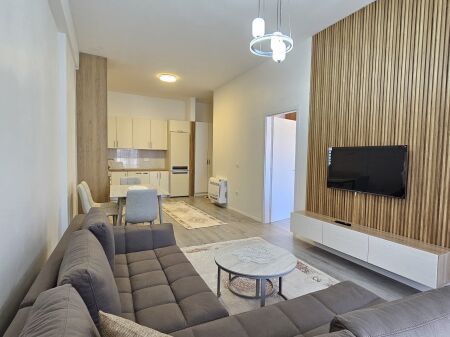 Kompleksi AURA -LAPRAKË Jepet me qira  apartament 1+1 sapoarreduar, me mobilim modern dhe kushte komode, ideal për një çift. Çmimi 60,000 leke