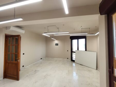 🏢 JEPET ZYRË ME QIRA – QENDËR